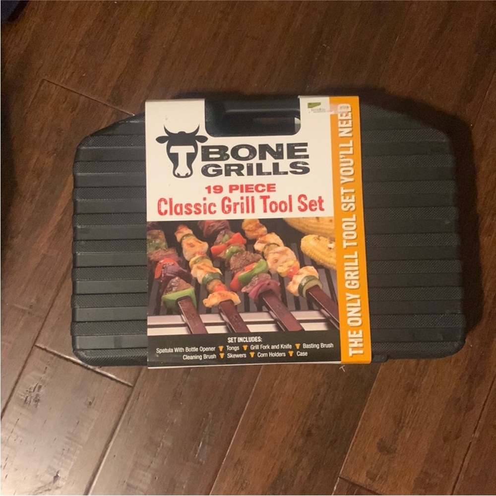 NWT T Bones grill set 19 pieces
